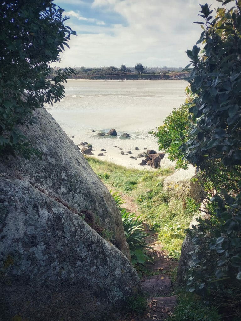 Randonnée GR34 à Kerlouan, Bretagne : Le guide complet Kerlouan La Villa sur la Baie